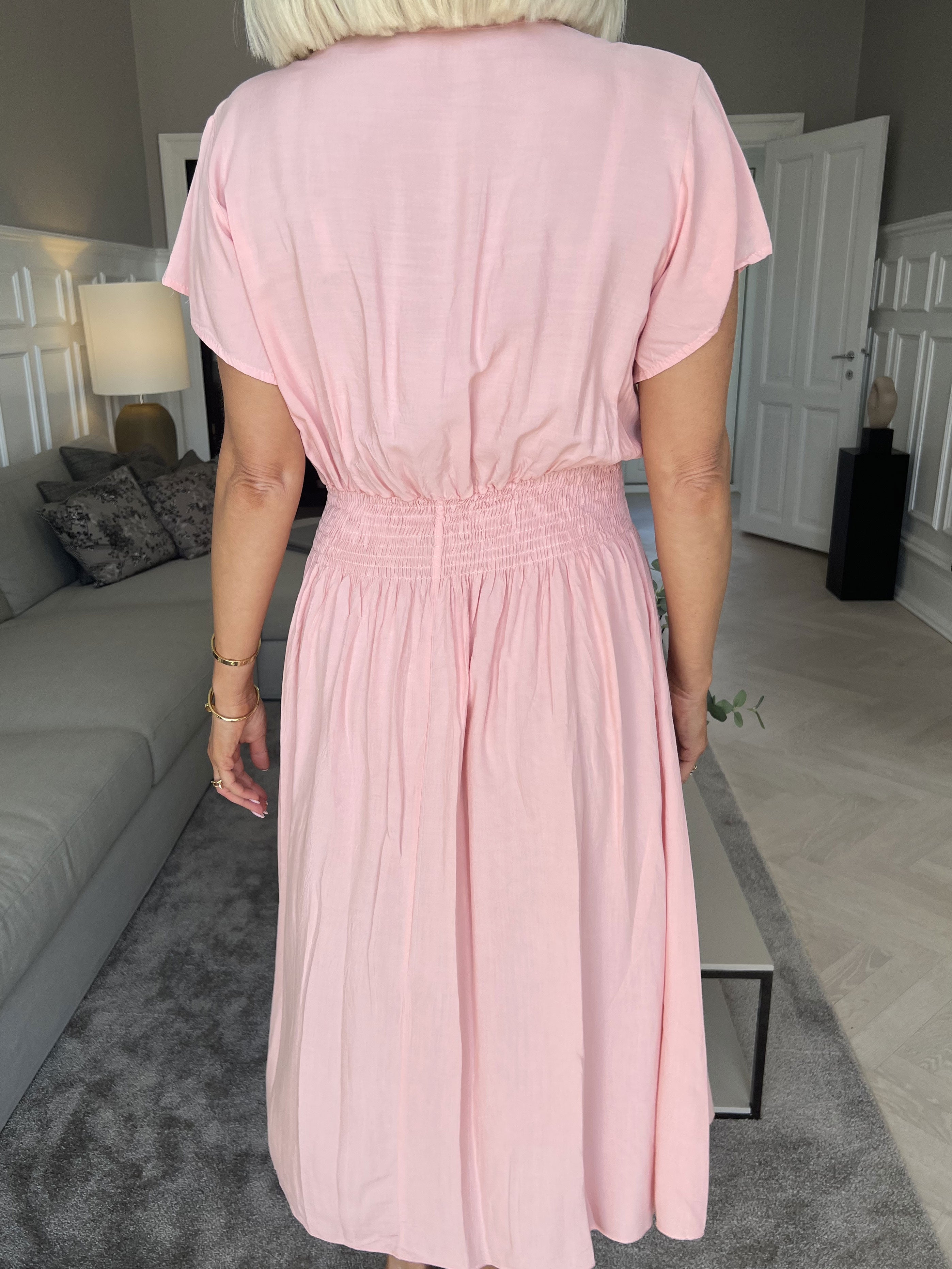 Misha Short - Söt enkel klänning i viskos med smock under bysten